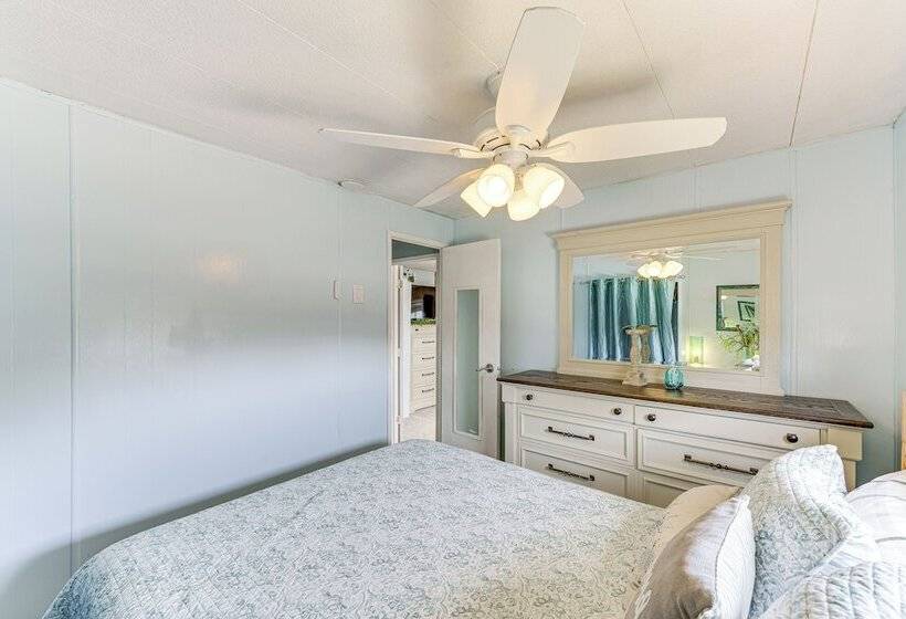 Peaceful Eureka Beach Cottage W/ 30 Foot Dock