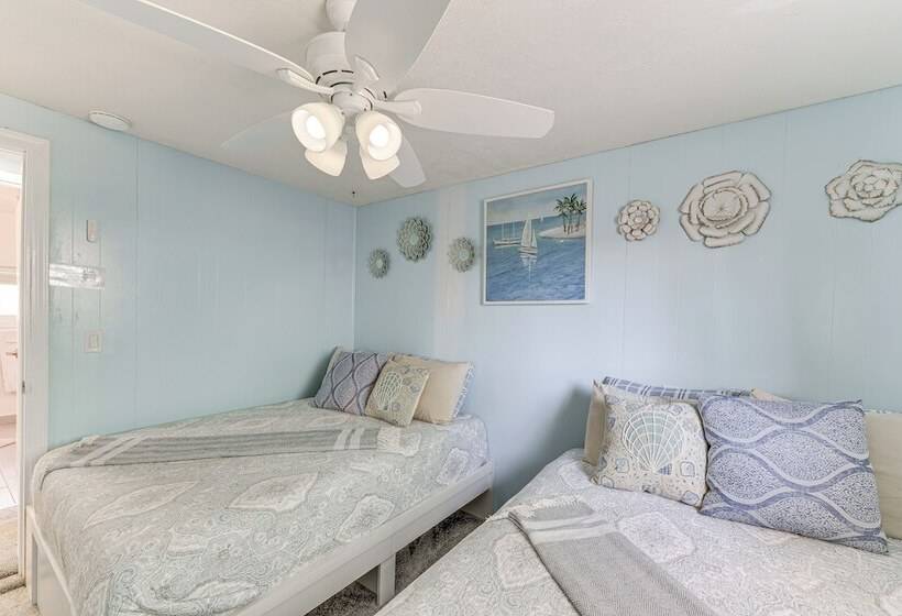 Peaceful Eureka Beach Cottage W/ 30 Foot Dock