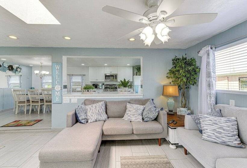 Peaceful Eureka Beach Cottage W/ 30 Foot Dock