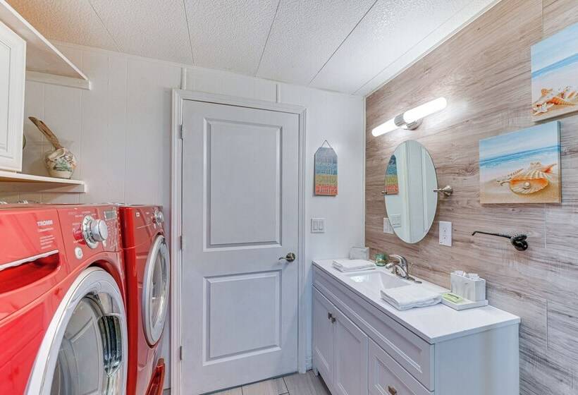 Peaceful Eureka Beach Cottage W/ 30 Foot Dock