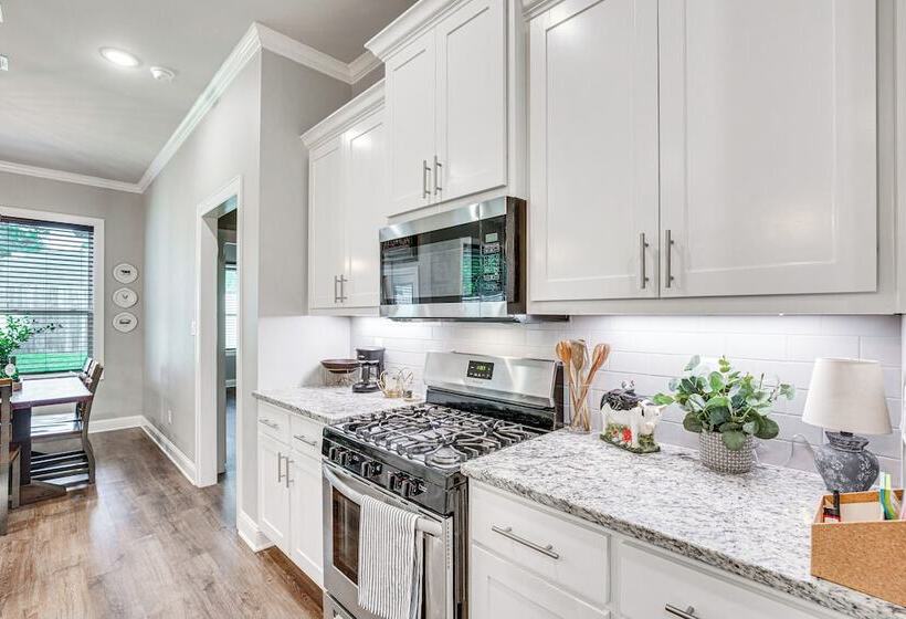 Peaceful Flint Home, Close To Lake Palestine!