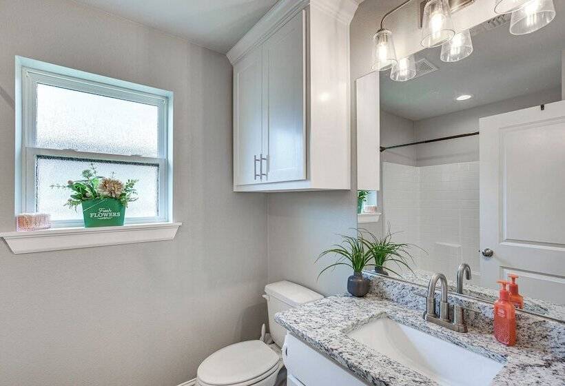 Peaceful Flint Home, Close To Lake Palestine!