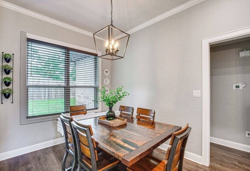 Peaceful Flint Home, Close To Lake Palestine!