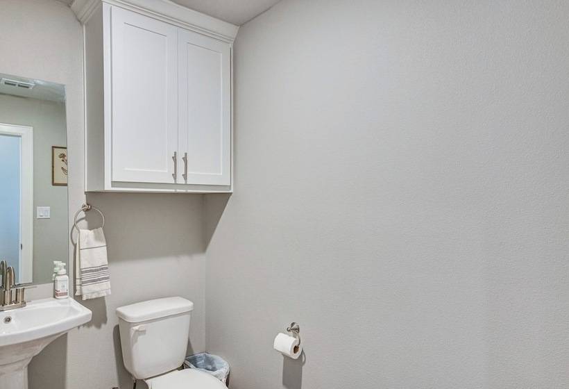 Peaceful Flint Home, Close To Lake Palestine!