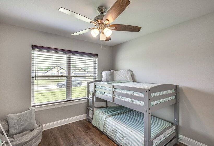 Peaceful Flint Home, Close To Lake Palestine!