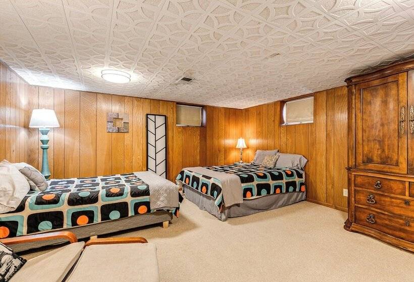 Pet Friendly Lincoln Home: 1 Mi To Gateway Mall