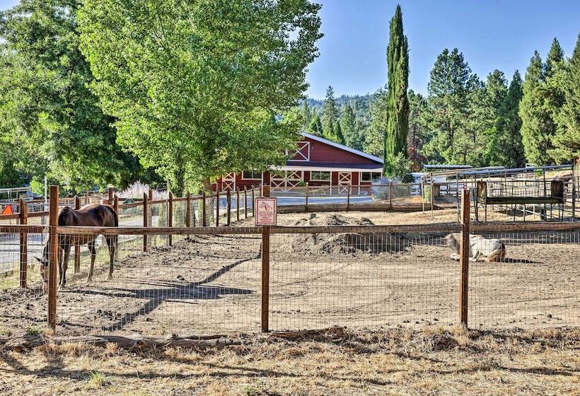 Game Room & Patio: Picturesque Home In Sonora