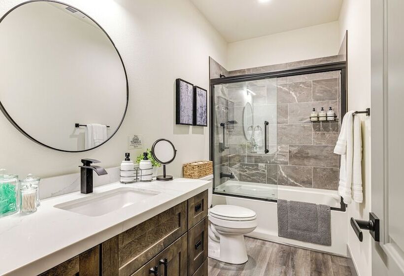 Game Room & Patio: Picturesque Home In Sonora