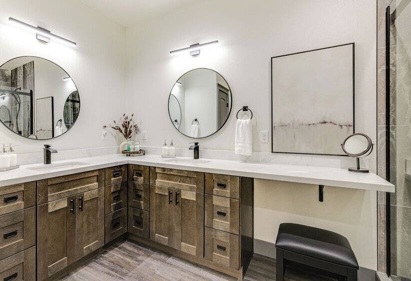 Game Room & Patio: Picturesque Home In Sonora