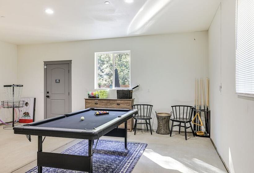 Game Room & Patio: Picturesque Home In Sonora