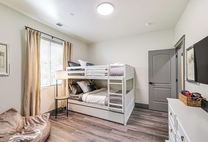 Game Room & Patio: Picturesque Home In Sonora