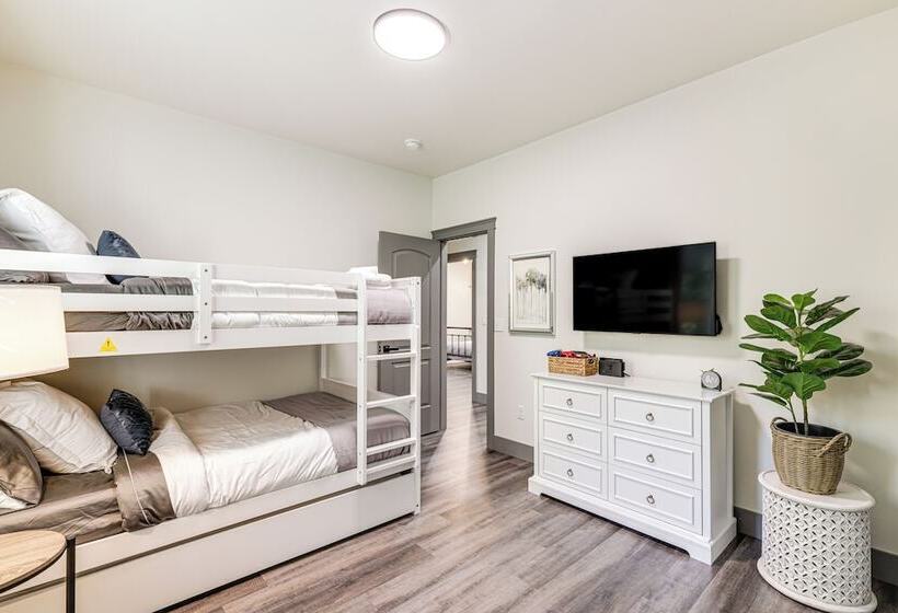 Game Room & Patio: Picturesque Home In Sonora