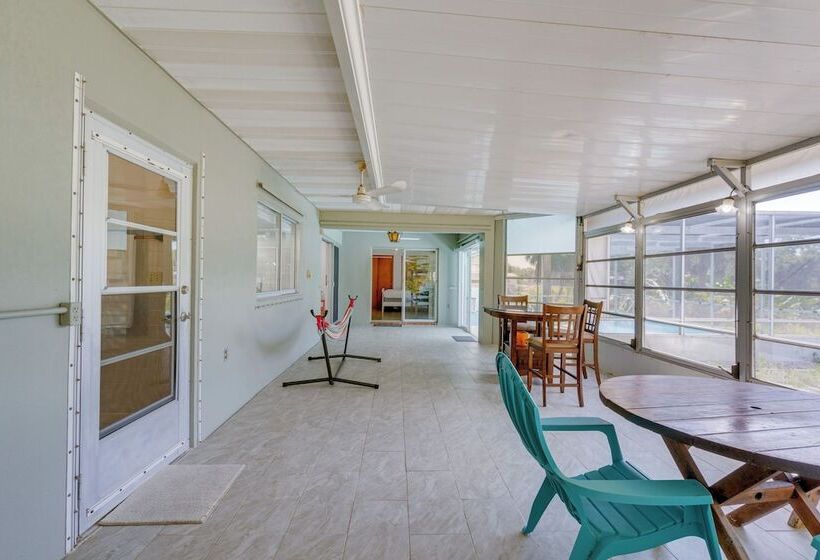 Port Charlotte Retreat W/ Lanai + Private Pool!