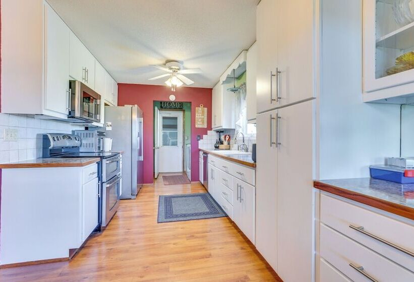 Prairie Du Chien Home W/ Yard: 3 Mi To River!