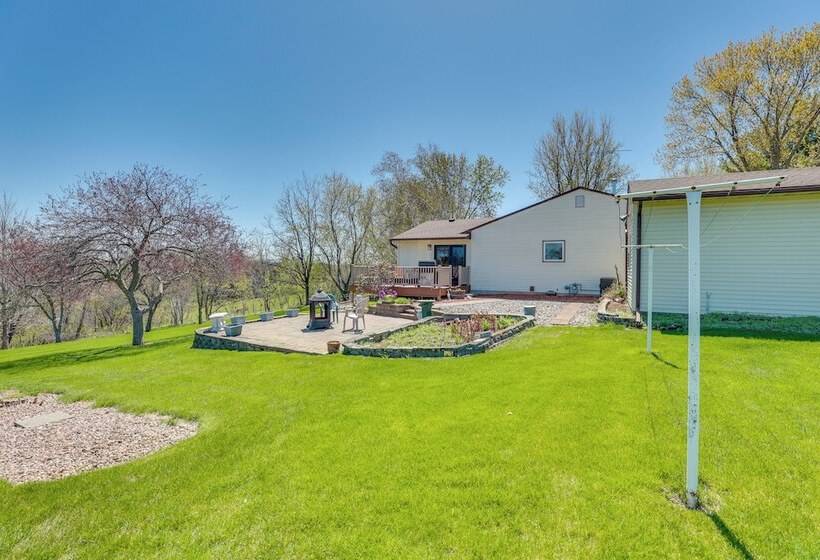 Prairie Du Chien Home W/ Yard: 3 Mi To River!
