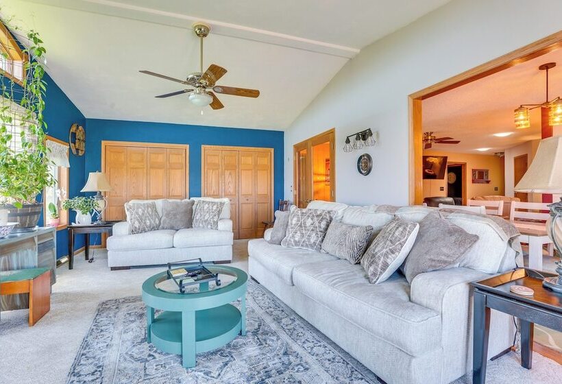 Prairie Du Chien Home W/ Yard: 3 Mi To River!