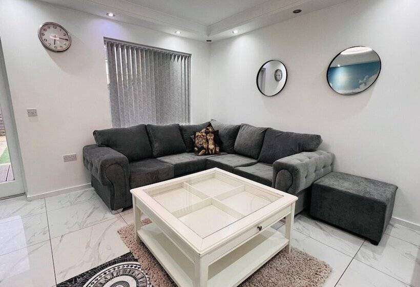דירת נופש 3 Bed House In Northolt