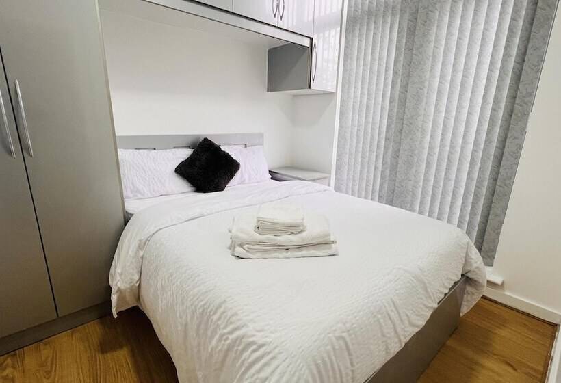 住所  3 Bed House In Northolt