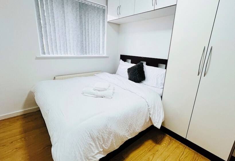 住所  3 Bed House In Northolt