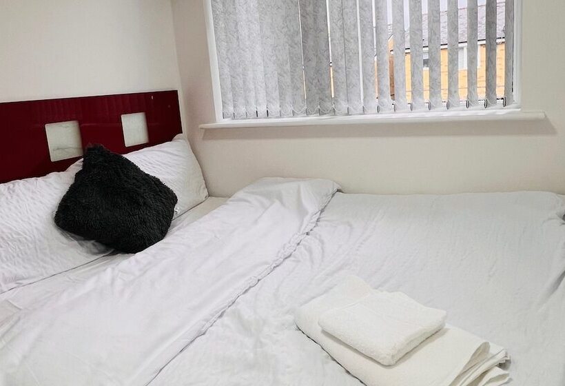 דירת נופש 3 Bed House In Northolt