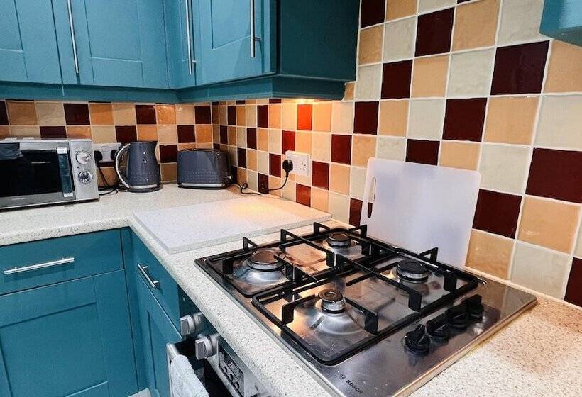 住所  3 Bed House In Northolt