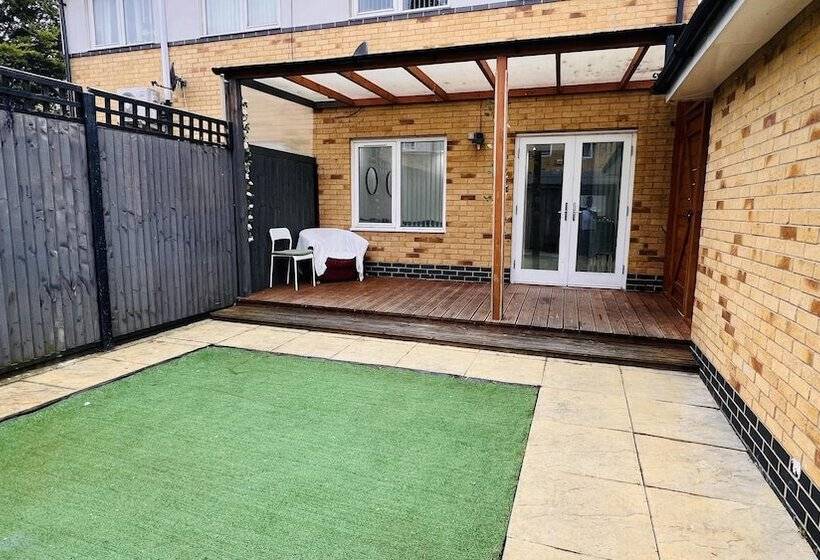 住所  3 Bed House In Northolt