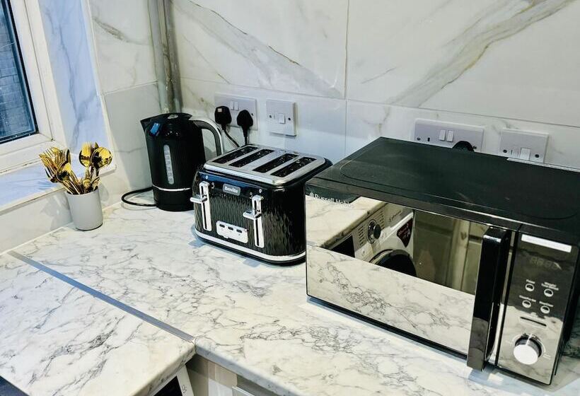 Резиденция 4 Bedrooms Full House Stourbridge Birmingham