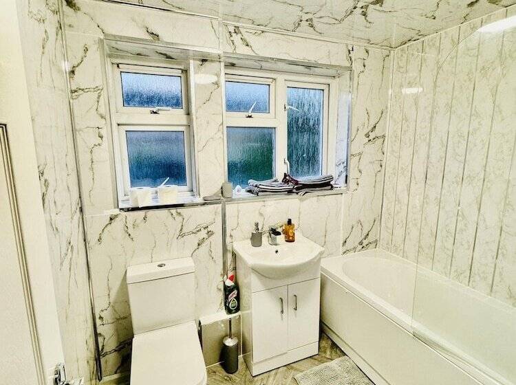 اقامتگاه 4 Bedrooms Full House Stourbridge Birmingham