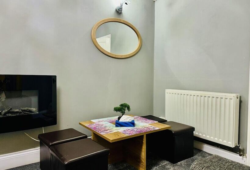 اقامتگاه 4 Bedrooms Full House Stourbridge Birmingham