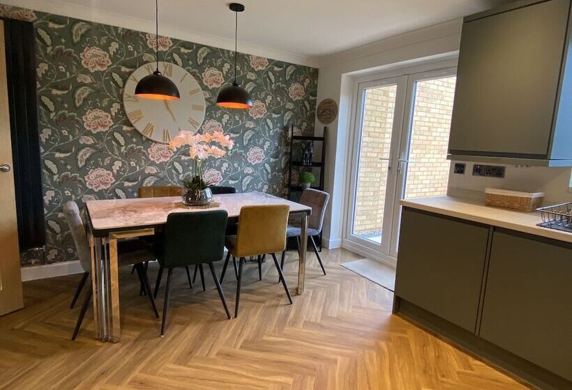 דירת נופש Beautiful 3 Bed House In Bedford