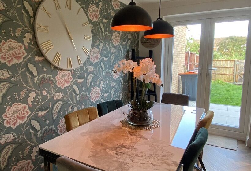 דירת נופש Beautiful 3 Bed House In Bedford