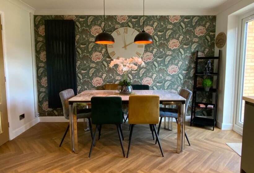 דירת נופש Beautiful 3 Bed House In Bedford