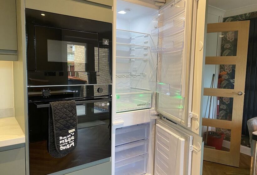 דירת נופש Beautiful 3 Bed House In Bedford