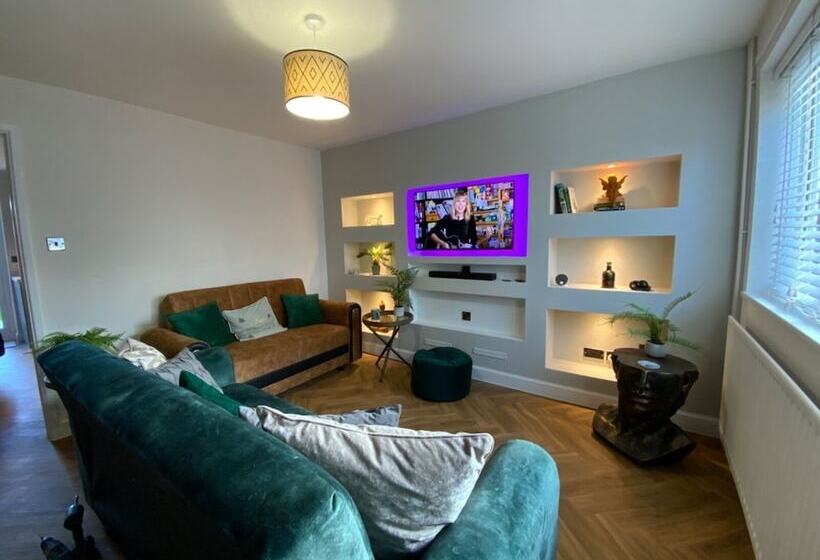 דירת נופש Beautiful 3 Bed House In Bedford