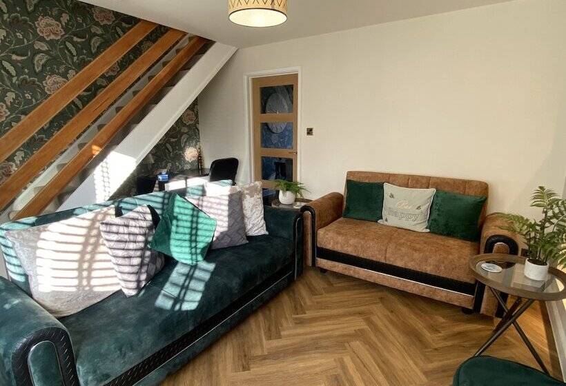 דירת נופש Beautiful 3 Bed House In Bedford