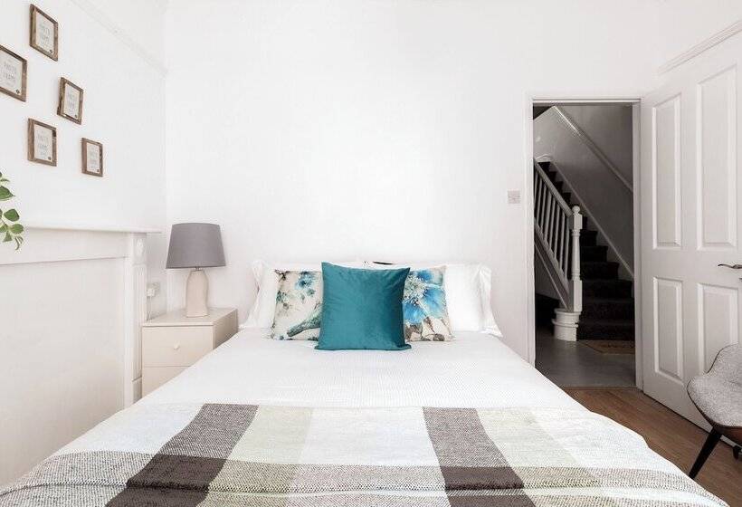 דירת נופש Beautiful 4 Bed House With Garden In London