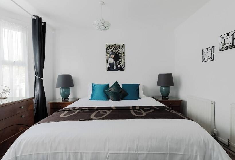 דירת נופש Beautiful 4 Bed House With Garden In London