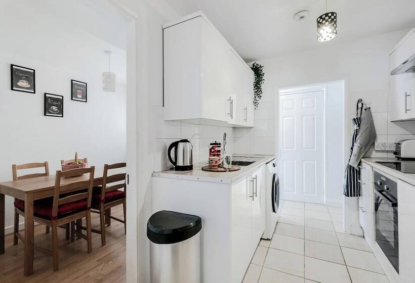 דירת נופש Beautiful 4 Bed House With Garden In London