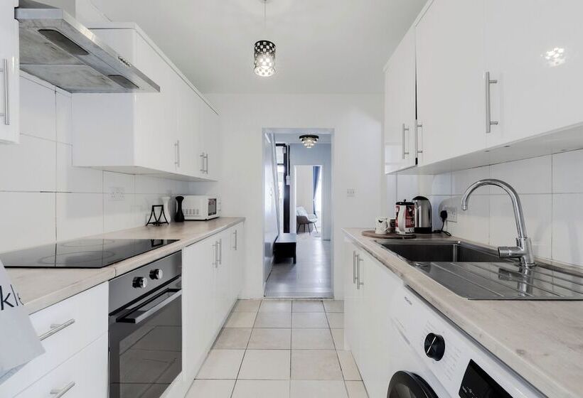 דירת נופש Beautiful 4 Bed House With Garden In London