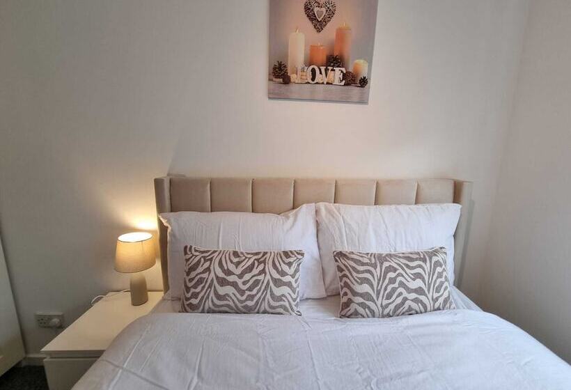 إقامة Captivating 3 Bed House In Strood, Rochester Kent