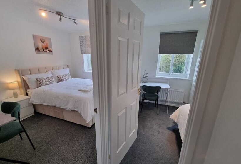 إقامة Captivating 3 Bed House In Strood, Rochester Kent