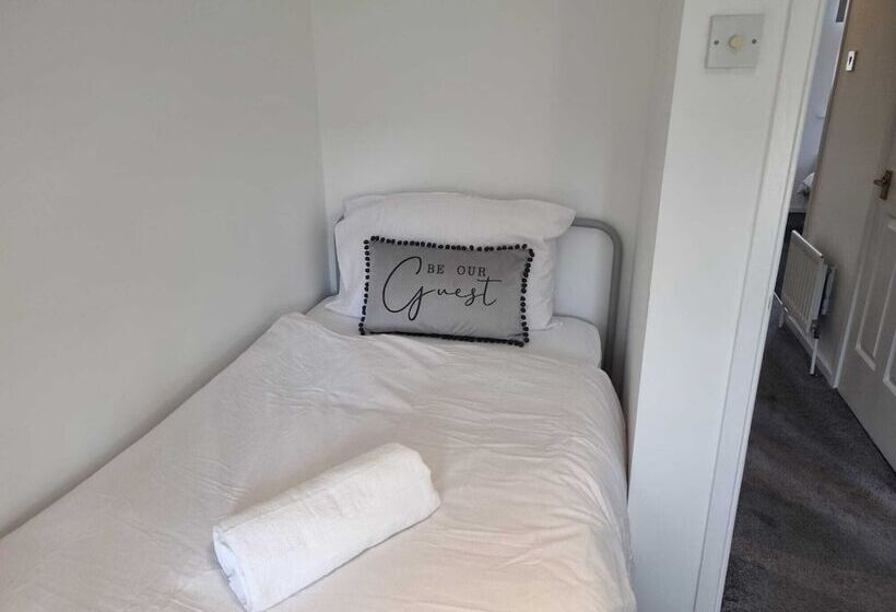 إقامة Captivating 3 Bed House In Strood, Rochester Kent