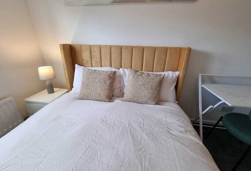 إقامة Captivating 3 Bed House In Strood, Rochester Kent