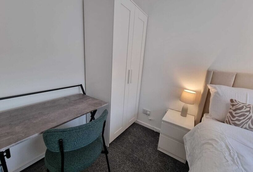 إقامة Captivating 3 Bed House In Strood, Rochester Kent