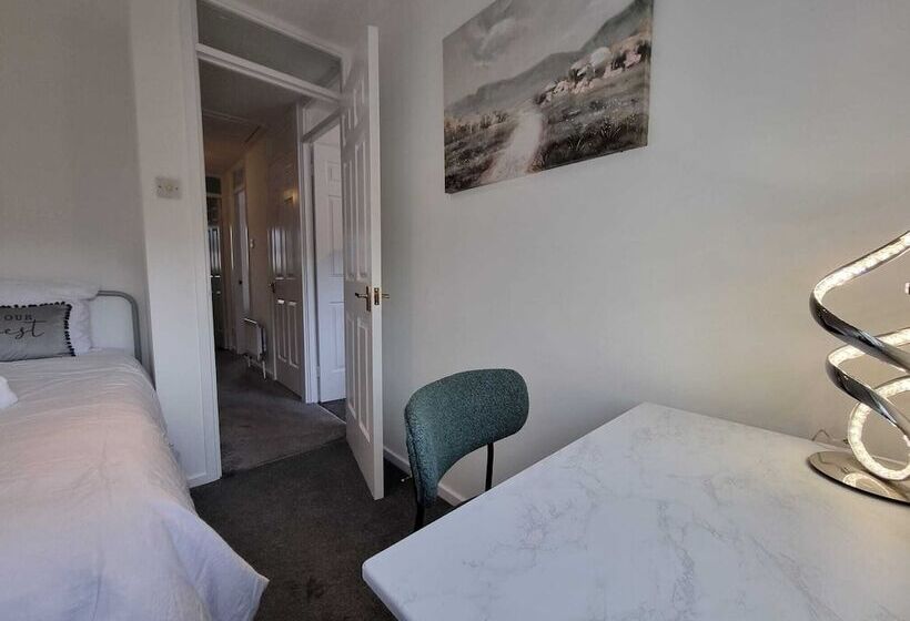 إقامة Captivating 3 Bed House In Strood, Rochester Kent