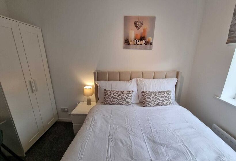 إقامة Captivating 3 Bed House In Strood, Rochester Kent