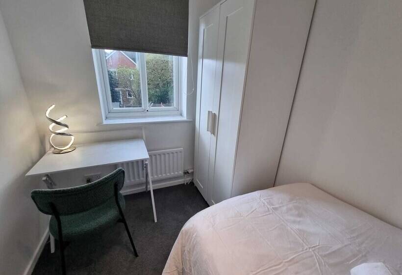 إقامة Captivating 3 Bed House In Strood, Rochester Kent