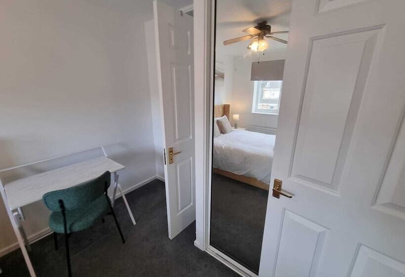 إقامة Captivating 3 Bed House In Strood, Rochester Kent