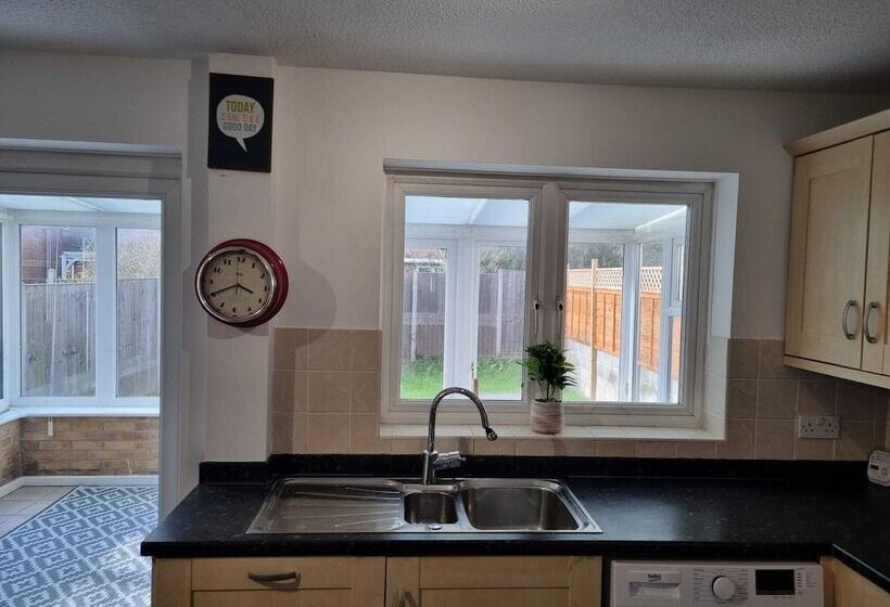 إقامة Captivating 3 Bed House In Strood, Rochester Kent
