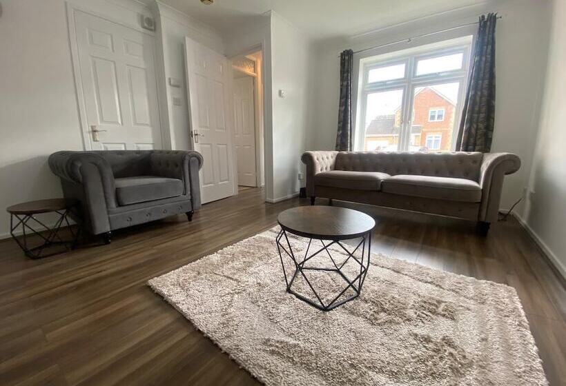 إقامة Captivating 3 Bed House In Strood, Rochester Kent